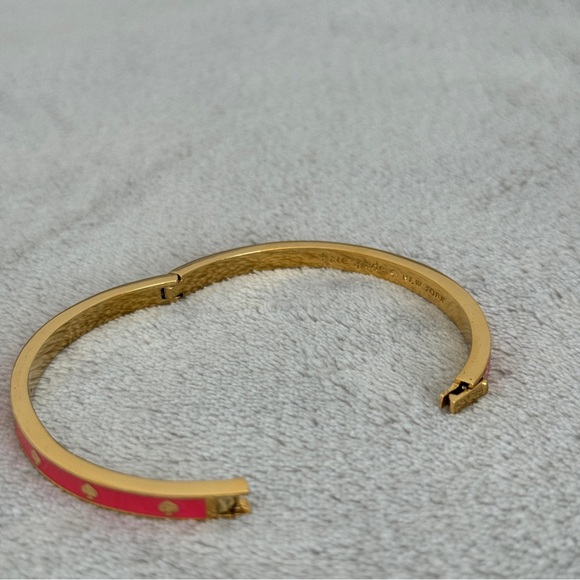 NWOT Kate Spade Spot The Spade Bangle Bracelet in Coral (Pink) - Picture 5 of 6